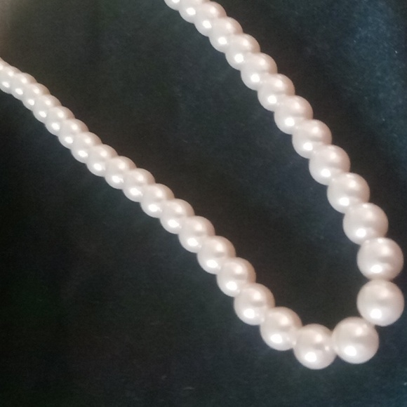 Designer core Single strand pink faux pearl necklace & earrings set - Picture 3 of 4